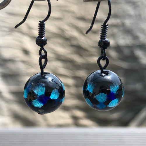 Boucles d\'oreilles verre dichroïque bleu à 20€